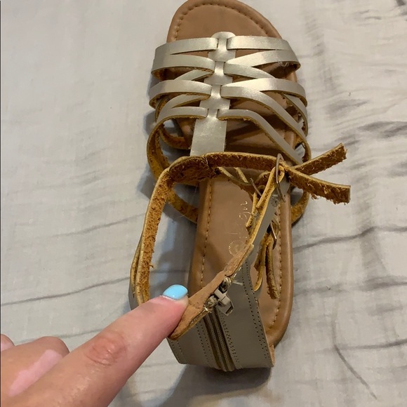 size 11 wide sandals - Picture 3 of 3